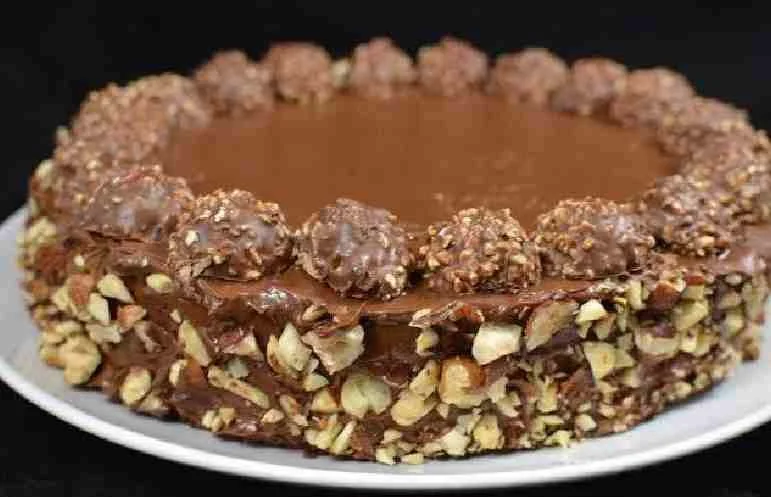Ferrero Rocher Torte mit Schokolade und Haselnüssen, ansprechend angerichtet