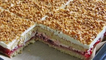 Frankfurter Kranz Schnitten - ein traditioneller deutscher Kuchen mit Karamell und Nüssen