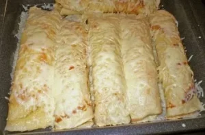 Gefüllte Pfannkuchen mit Hackfleisch auf einem Teller serviert