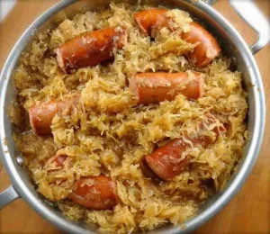 Geschmorter Weißkohl in einer Pfanne mit Gewürzen und Kräutern gekocht