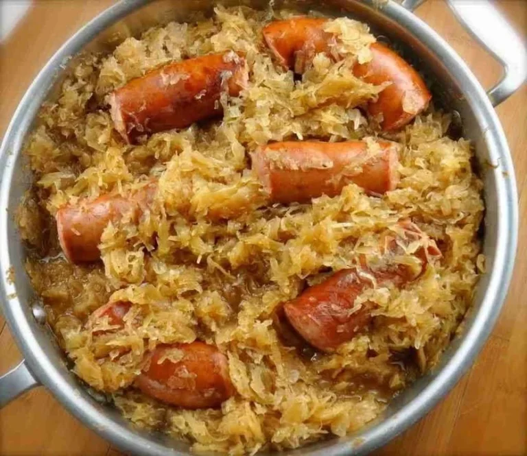 Geschmorter Weißkohl in einer Pfanne mit Gewürzen und Kräutern gekocht