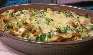 Gyrosauflauf mit Knoblauch und Sauce Hollandaise in einer Auflaufform