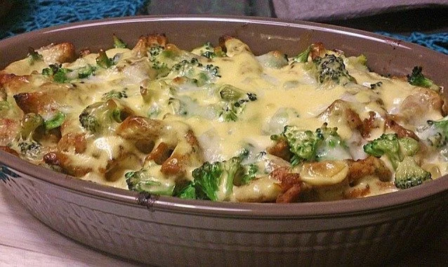 Gyrosauflauf mit Knoblauch und Sauce Hollandaise in einer Auflaufform