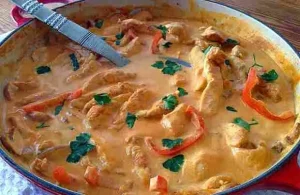 Hähnchen Stroganoff in einer cremigen Sauce mit Pilzen und Gewürzen serviert.