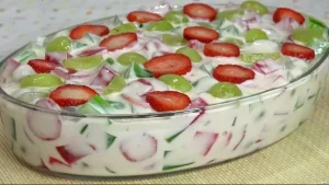 Joghurt Obst Dessert mit frischem Obst in einer Schüssel serviert