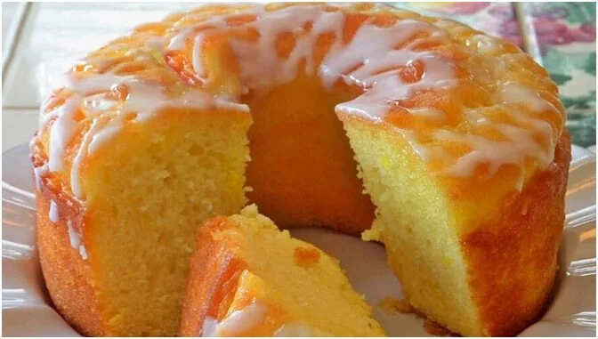 Saftiger Joghurt Zitronen Gugelhupf auf einem Tisch serviert