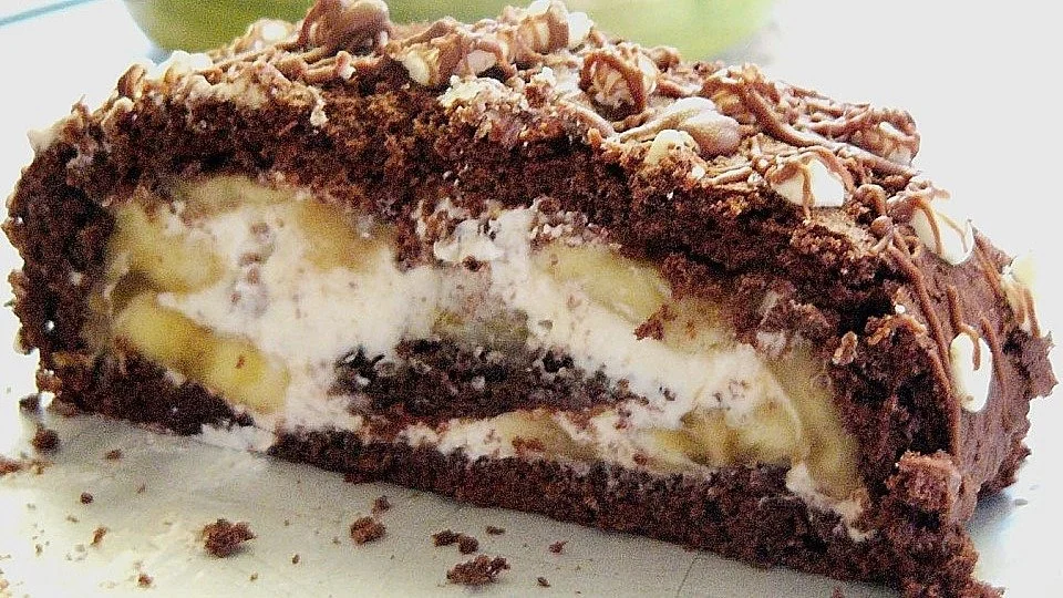 Kakao-Rolle mit Mascarpone und Bananen auf einem Teller