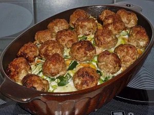 Kartoffelauflauf mit Lauch, Hackbällchen und Gorgonzola auf einem Teller