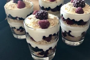 Leckeres Käsekuchen-Dessert im Glas mit frischen Beeren dekoriert