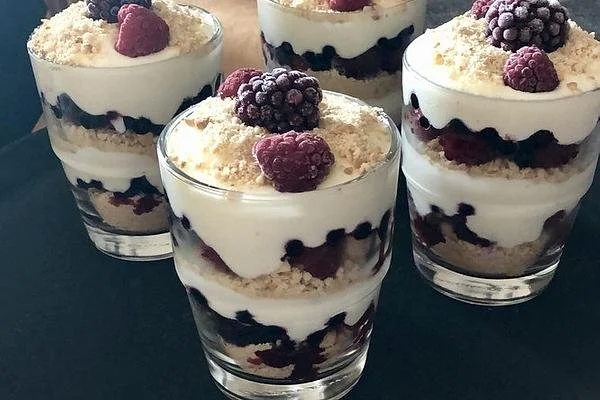 Leckeres Käsekuchen-Dessert im Glas mit frischen Beeren dekoriert