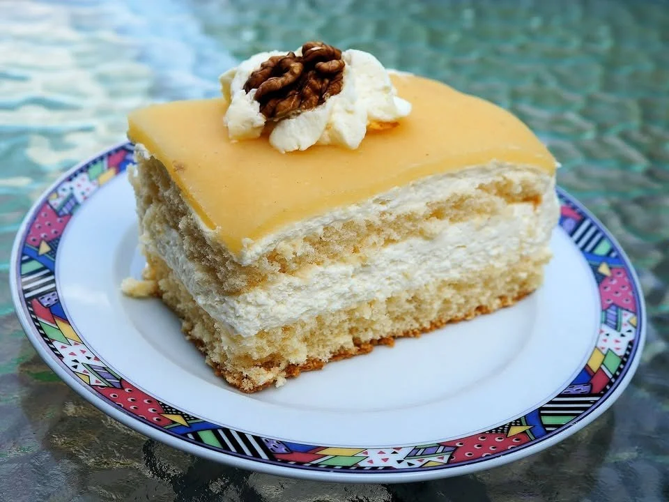 Klassische Lübecker Marzipantorte mit Mandeln und Schokolade dekoriert