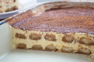 Klassisches Tiramisu Rezept mit Schichten aus Kaffee, Mascarpone und Kakao.
