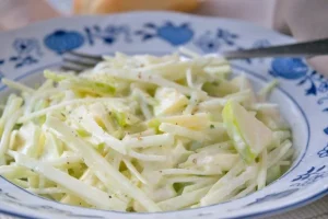 Kohlrabisalat mit Äpfeln auf einem Teller serviert