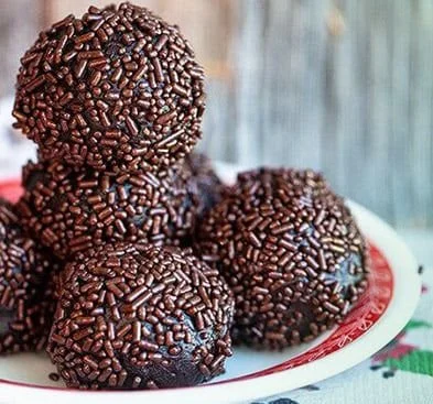 Leckere Rumkugeln auf einem Teller dekoriert für eine festliche Stimmung