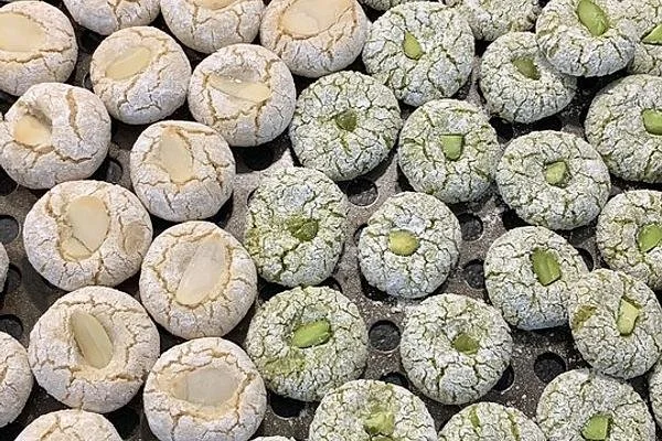 Wunderschöne Mandelblüte in voller Blüte mit zarten rosa Blütenblättern