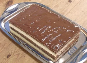 Milchschnitten mit feiner Buttercreme auf einem Teller