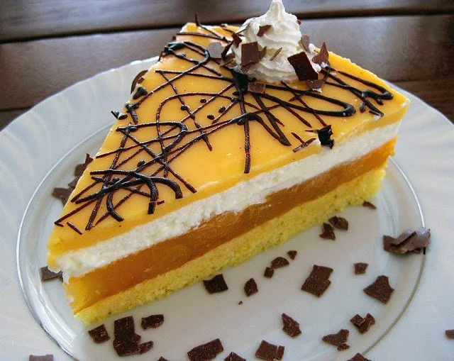 Bunte Multivitamin Torte aus frischen Früchten und gesunden Zutaten