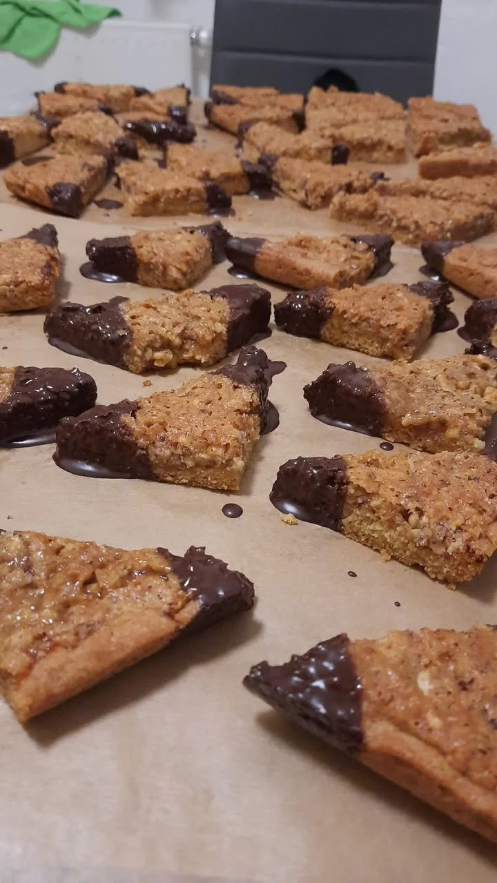 Nussecken auf einem Teller mit Nüssen und Schokolade