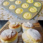 Omas Quark Muffins mit Vanillepudding auf einem Teller serviert