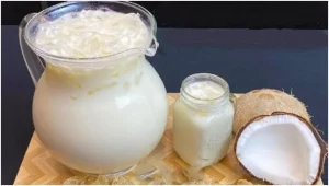 Köstliche Pina Colada Bowle in einer großen Schüssel serviert mit frischen Ananasstücken.