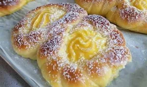 Köstliche Puddingteilchen frisch aus dem Ofen