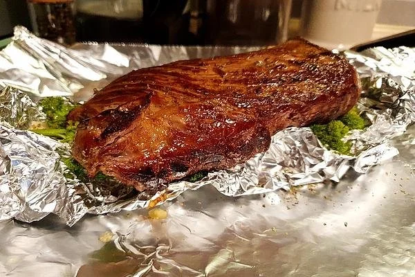 Rinderfilet auf Rotweinschalotten-Butter serviert