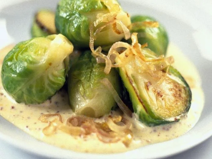 Rosenkohl in Frischkäse-Senfsauce auf einem Teller angerichtet