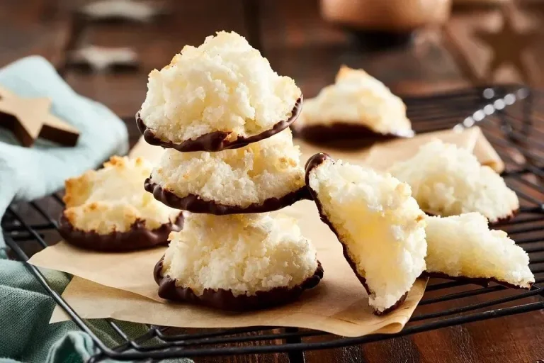 Saftige Kokosmakronen auf einem Teller, ideal für Desserts.