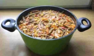 Schlemmergericht aus dem Schlemmertopf mit Hackfleisch und Gemüse der Saison