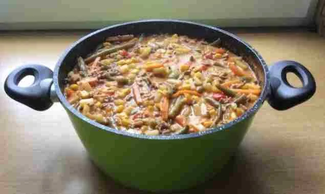 Schlemmergericht aus dem Schlemmertopf mit Hackfleisch und Gemüse der Saison