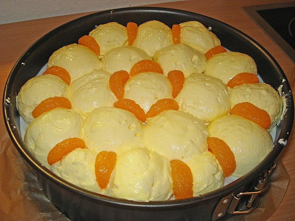 Leckere Schneeball Torte mit sahniger Füllung und Puderzucker überzogen.