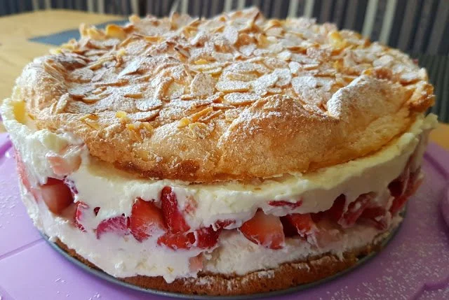 Schneemousse-Erdbeertorte mit frischen Erdbeeren und Sahnecreme