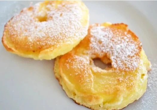 Gebackene Apfelringe frisch aus dem Ofen, gesund und lecker zubereitet