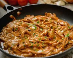 Schnitzelstreifen in cremiger Senfsahnesoße serviert mit Beilagen