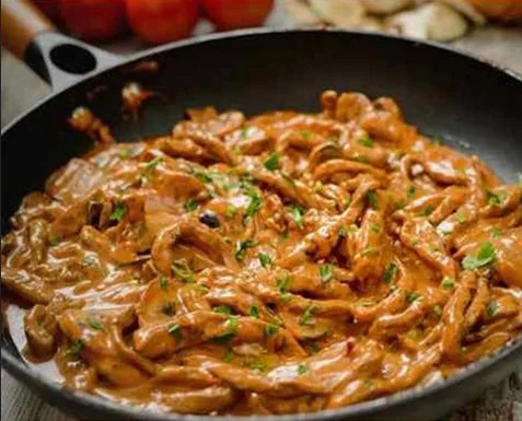 Schnitzelstreifen in cremiger Senfsahnesoße serviert mit Beilagen