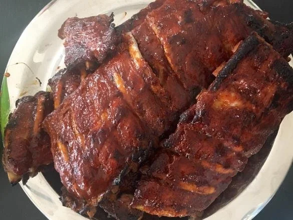 Zarte Spareribs im Backofen zubereitet mit einer würzigen Marinade.