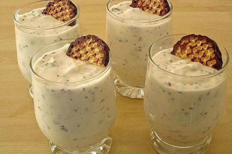 Süchtige Schaumkusscreme in einem Glas mit schokoladener Glasur