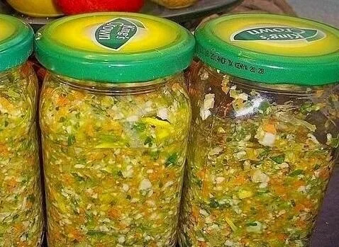 Verschiedene Suppengewürze für leckere Suppen und Brühen auf einem Tisch