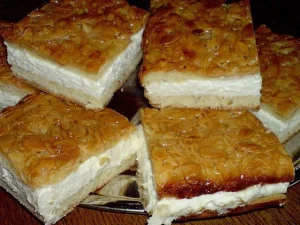 Bienenstich mit Pudding-Sahne-Füllung auf einem Teller