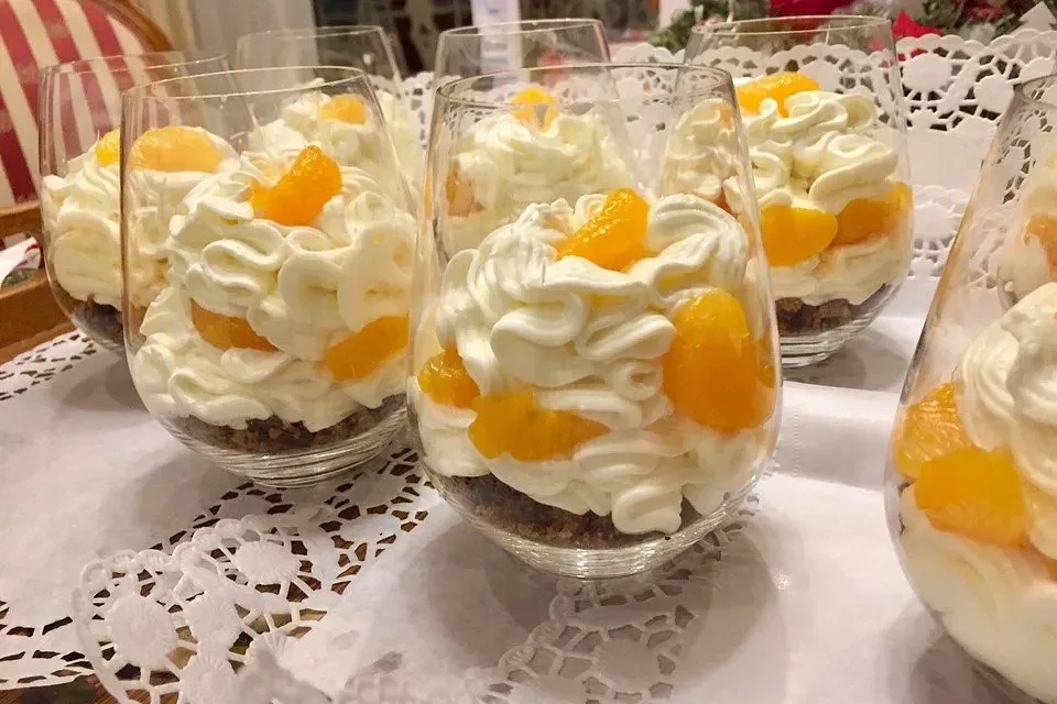 Weihnachtliches Dessert mit festlicher Dekoration und appetitlichen Zutaten.