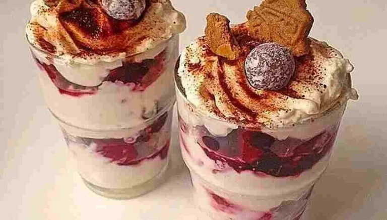 Weihnachts-Tiramisu mit Spekulatius auf einem festlichen Teller