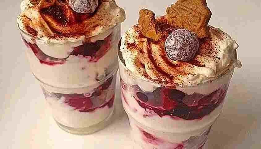 Weihnachts-Tiramisu mit Spekulatius auf einem festlichen Teller