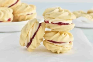 Wiener Plätzchen auf einem Teller, frisch gebacken und dekoriert