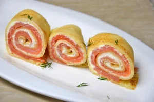 Leckere Wraps mit Lachs gefüllt mit frischem Gemüse und Dressing