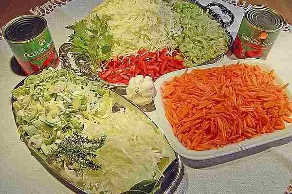 Eine Schüssel Wundersuppe mit frischem Gemüse und Kräutern.