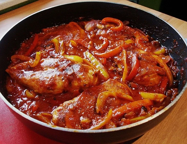 Leckeres Zigeuner Schnitzel aus dem Ofen mit Paprikasauce und Beilagen