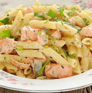 Zitronige Penne mit Lachs und Lauch auf einem Teller serviert
