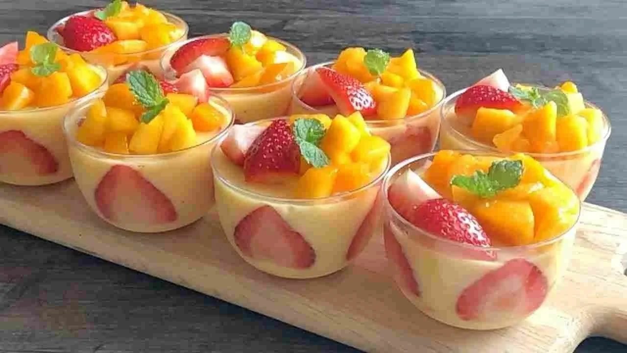 Schnelles 5 Minuten Mango-Dessert auf einem Teller serviert, verziert mit frischen Früchten.