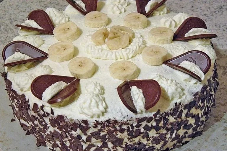 Leckerer Bananensplit mit Eis und frischen Früchten