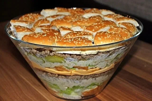 Leckeres Big Mac Salat mit frischen Zutaten auf einem Teller.